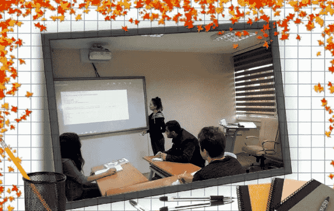 tr-yös online test hazırlığı için sınıfta yös dersi anlatan öğretmen ve öğrenciler