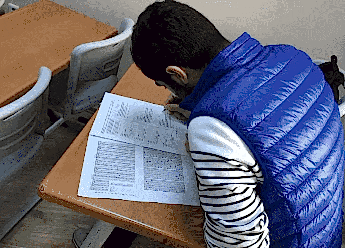 tr-yös online test deneme sınavı çözen öğrenci görseli